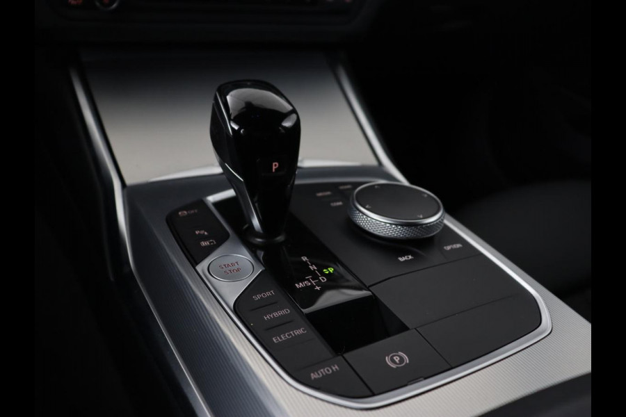 BMW 3-serie 320e xDrive Sport Line | LaserLight | Stoelverwarming | Trekhaak | Sportstoelen | Live Cockpit | Carplay | Half leder | Navigatie | Park Assist | Sfeerverlichting