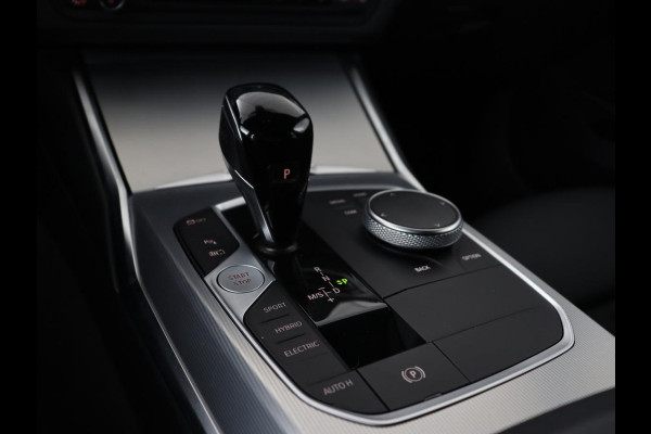 BMW 3-serie 320e xDrive Sport Line | LaserLight | Stoelverwarming | Trekhaak | Sportstoelen | Live Cockpit | Carplay | Half leder | Navigatie | Park Assist | Sfeerverlichting