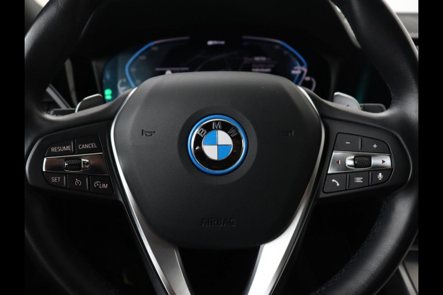 BMW 3-serie 320e xDrive Sport Line | LaserLight | Stoelverwarming | Trekhaak | Sportstoelen | Live Cockpit | Carplay | Half leder | Navigatie | Park Assist | Sfeerverlichting