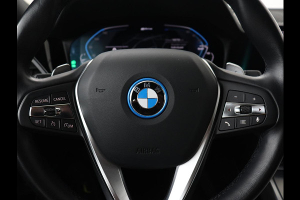 BMW 3-serie 320e xDrive Sport Line | LaserLight | Stoelverwarming | Trekhaak | Sportstoelen | Live Cockpit | Carplay | Half leder | Navigatie | Park Assist | Sfeerverlichting