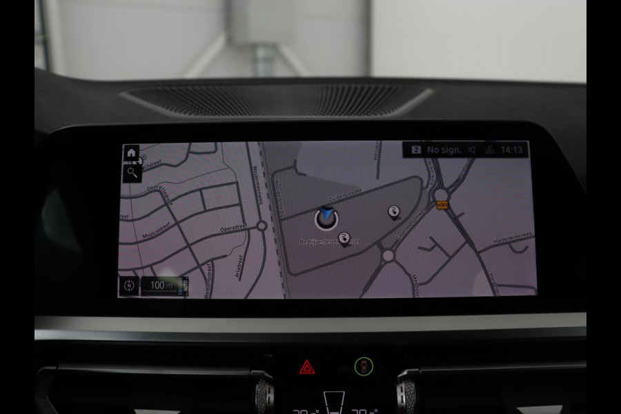 BMW 3-serie 320e xDrive Sport Line | LaserLight | Stoelverwarming | Trekhaak | Sportstoelen | Live Cockpit | Carplay | Half leder | Navigatie | Park Assist | Sfeerverlichting