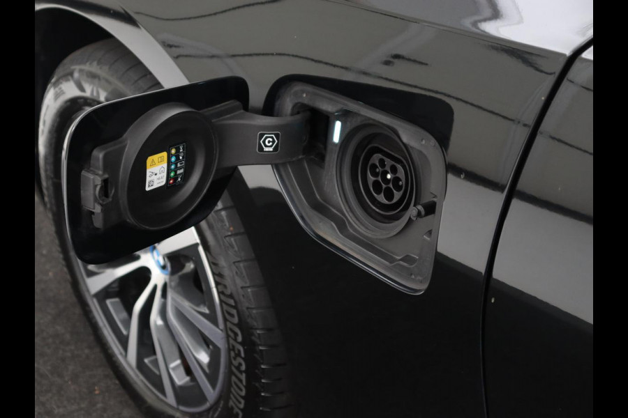 BMW 3-serie 320e xDrive Sport Line | LaserLight | Stoelverwarming | Trekhaak | Sportstoelen | Live Cockpit | Carplay | Half leder | Navigatie | Park Assist | Sfeerverlichting