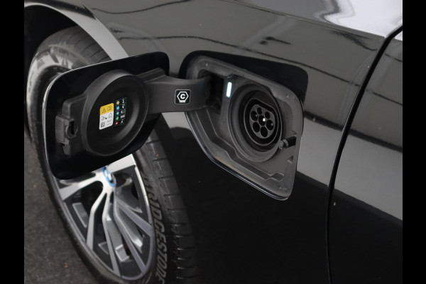 BMW 3-serie 320e xDrive Sport Line | LaserLight | Stoelverwarming | Trekhaak | Sportstoelen | Live Cockpit | Carplay | Half leder | Navigatie | Park Assist | Sfeerverlichting