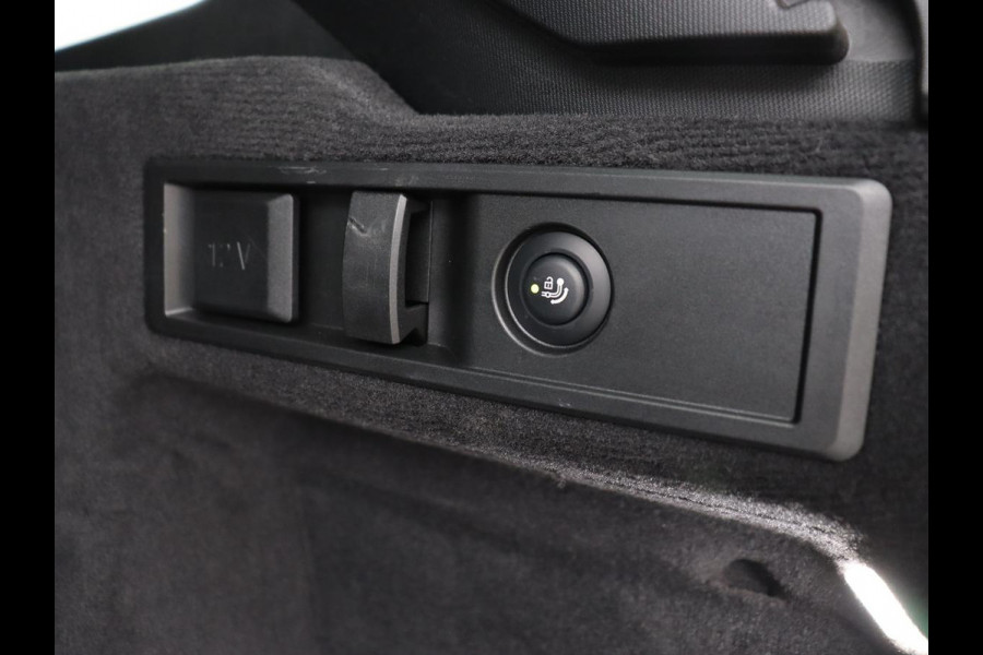 BMW 3-serie 320e xDrive Sport Line | LaserLight | Stoelverwarming | Trekhaak | Sportstoelen | Live Cockpit | Carplay | Half leder | Navigatie | Park Assist | Sfeerverlichting