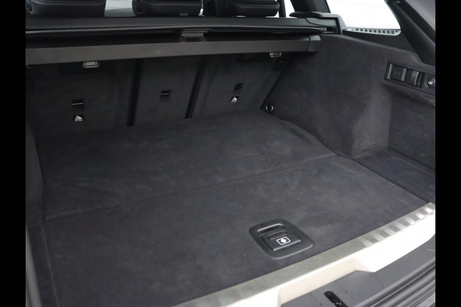 BMW 3-serie 320e xDrive Sport Line | LaserLight | Stoelverwarming | Trekhaak | Sportstoelen | Live Cockpit | Carplay | Half leder | Navigatie | Park Assist | Sfeerverlichting