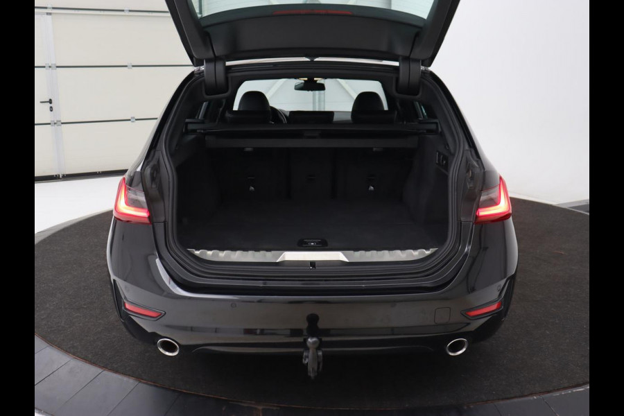 BMW 3-serie 320e xDrive Sport Line | LaserLight | Stoelverwarming | Trekhaak | Sportstoelen | Live Cockpit | Carplay | Half leder | Navigatie | Park Assist | Sfeerverlichting