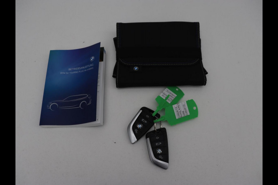 BMW 3-serie 320e xDrive Sport Line | LaserLight | Stoelverwarming | Trekhaak | Sportstoelen | Live Cockpit | Carplay | Half leder | Navigatie | Park Assist | Sfeerverlichting