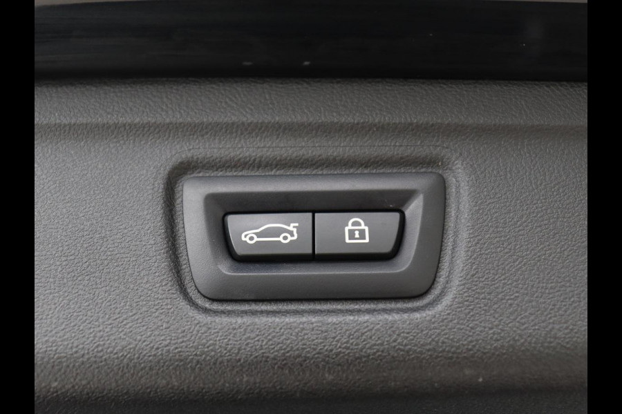 BMW 3-serie 320e xDrive Sport Line | LaserLight | Stoelverwarming | Trekhaak | Sportstoelen | Live Cockpit | Carplay | Half leder | Navigatie | Park Assist | Sfeerverlichting