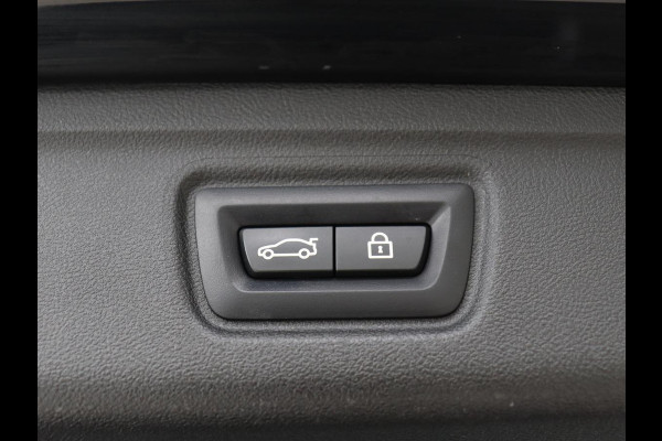 BMW 3-serie 320e xDrive Sport Line | LaserLight | Stoelverwarming | Trekhaak | Sportstoelen | Live Cockpit | Carplay | Half leder | Navigatie | Park Assist | Sfeerverlichting