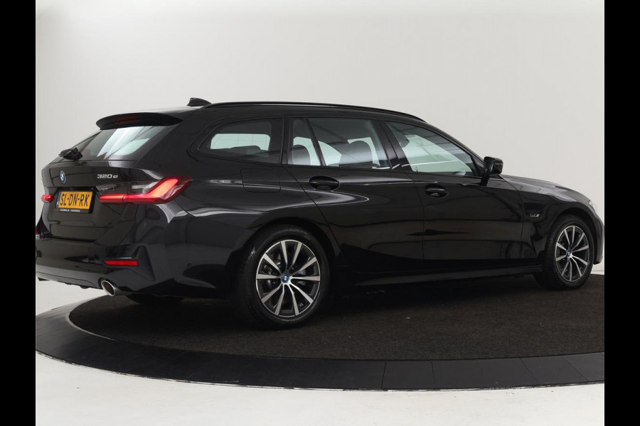 BMW 3-serie 320e xDrive Sport Line | LaserLight | Stoelverwarming | Trekhaak | Sportstoelen | Live Cockpit | Carplay | Half leder | Navigatie | Park Assist | Sfeerverlichting