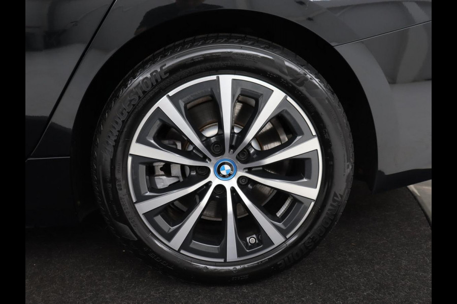 BMW 3-serie 320e xDrive Sport Line | LaserLight | Stoelverwarming | Trekhaak | Sportstoelen | Live Cockpit | Carplay | Half leder | Navigatie | Park Assist | Sfeerverlichting
