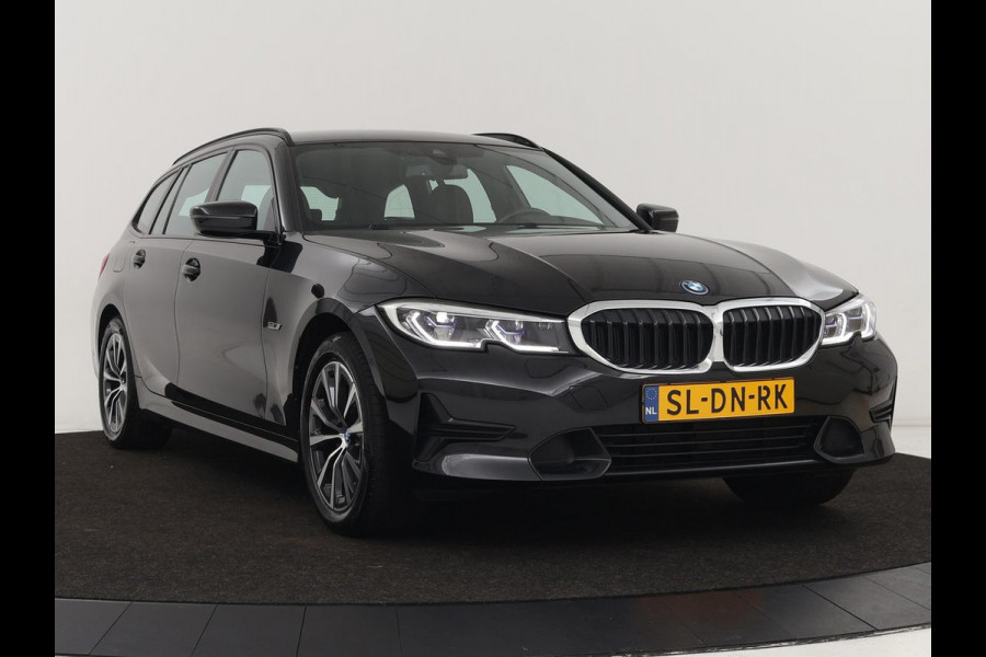 BMW 3-serie 320e xDrive Sport Line | LaserLight | Stoelverwarming | Trekhaak | Sportstoelen | Live Cockpit | Carplay | Half leder | Navigatie | Park Assist | Sfeerverlichting