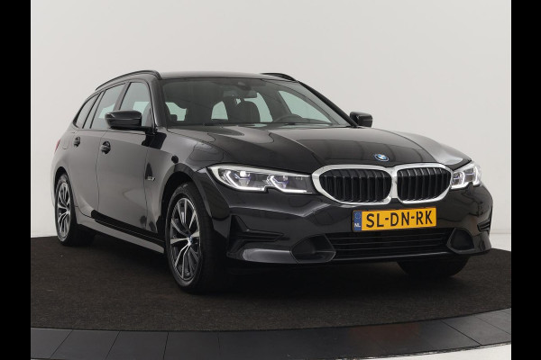 BMW 3-serie 320e xDrive Sport Line | LaserLight | Stoelverwarming | Trekhaak | Sportstoelen | Live Cockpit | Carplay | Half leder | Navigatie | Park Assist | Sfeerverlichting