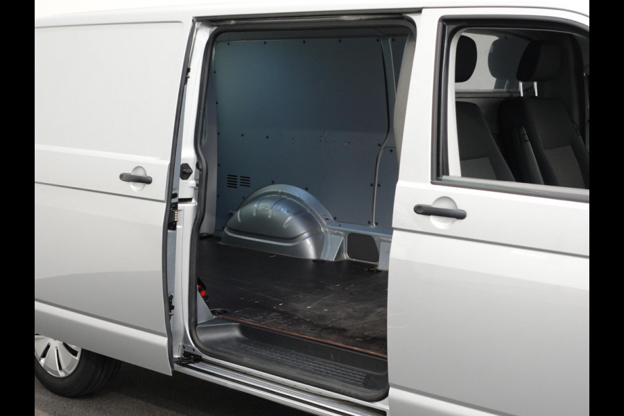 Volkswagen Transporter Executive+ L2H1 Navigatie Apple Carplay Trekhaak Cruise control 2-Zits Euro6