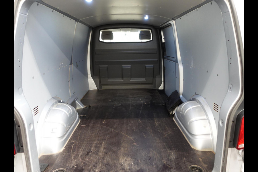 Volkswagen Transporter Executive+ L2H1 Navigatie Apple Carplay Trekhaak Cruise control 2-Zits Euro6