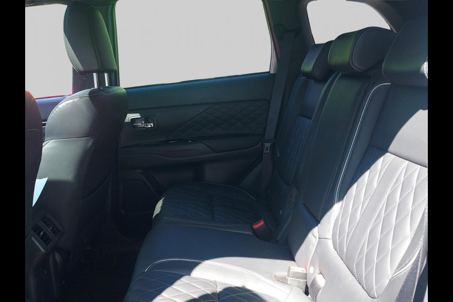 Mitsubishi Outlander 2.4 PHEV S-Edition volleder | schuifdak | adaptive cruise | stoelverwarming |