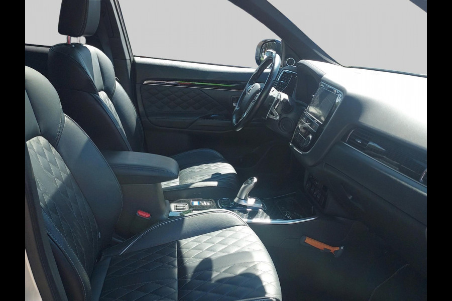 Mitsubishi Outlander 2.4 PHEV S-Edition volleder | schuifdak | adaptive cruise | stoelverwarming |