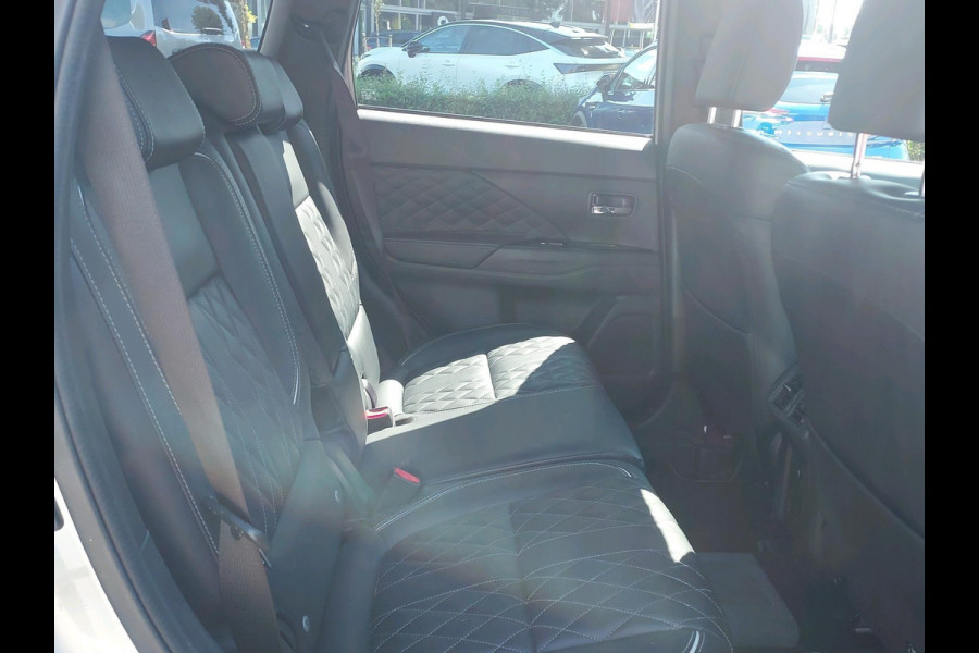 Mitsubishi Outlander 2.4 PHEV S-Edition volleder | schuifdak | adaptive cruise | stoelverwarming |