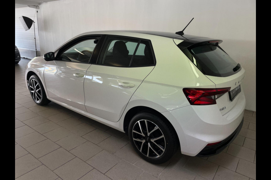 Škoda Fabia 1.0 MPI Ambition AIRCO CRUISE NAVI VIA APP BLUETOOTH ELEK RAMEN CENT VERG ZWART DAK VELGEN NIEUWSTAAT