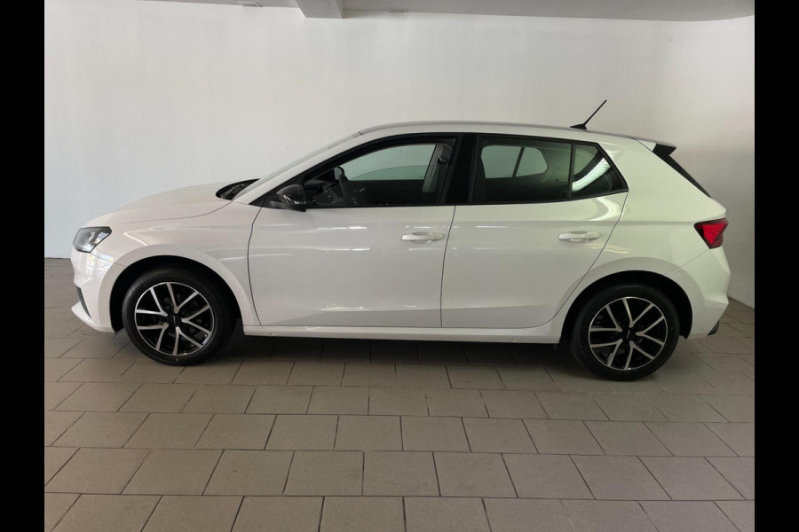 Škoda Fabia 1.0 MPI Ambition AIRCO CRUISE NAVI VIA APP BLUETOOTH ELEK RAMEN CENT VERG ZWART DAK VELGEN NIEUWSTAAT