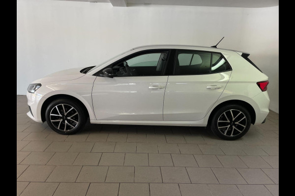 Škoda Fabia 1.0 MPI Ambition AIRCO CRUISE NAVI VIA APP BLUETOOTH ELEK RAMEN CENT VERG ZWART DAK VELGEN NIEUWSTAAT