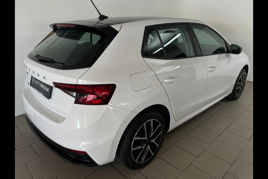 Škoda Fabia 1.0 MPI Ambition AIRCO CRUISE NAVI VIA APP BLUETOOTH ELEK RAMEN CENT VERG ZWART DAK VELGEN NIEUWSTAAT