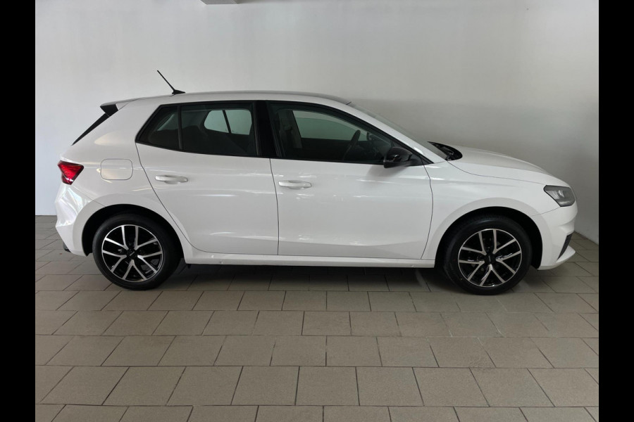 Škoda Fabia 1.0 MPI Ambition AIRCO CRUISE NAVI VIA APP BLUETOOTH ELEK RAMEN CENT VERG ZWART DAK VELGEN NIEUWSTAAT