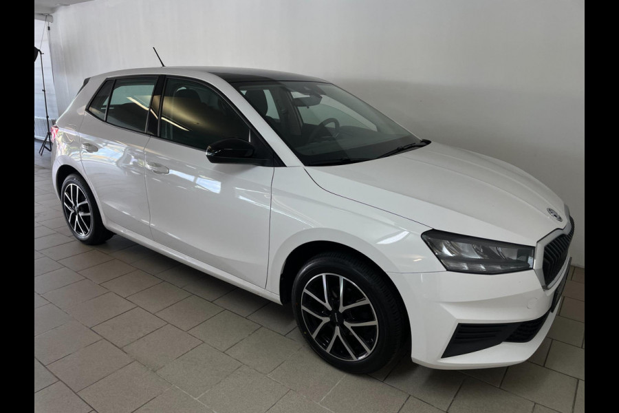 Škoda Fabia 1.0 MPI Ambition AIRCO CRUISE NAVI VIA APP BLUETOOTH ELEK RAMEN CENT VERG ZWART DAK VELGEN NIEUWSTAAT