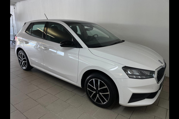 Škoda Fabia 1.0 MPI Ambition AIRCO CRUISE NAVI VIA APP BLUETOOTH ELEK RAMEN CENT VERG ZWART DAK VELGEN NIEUWSTAAT