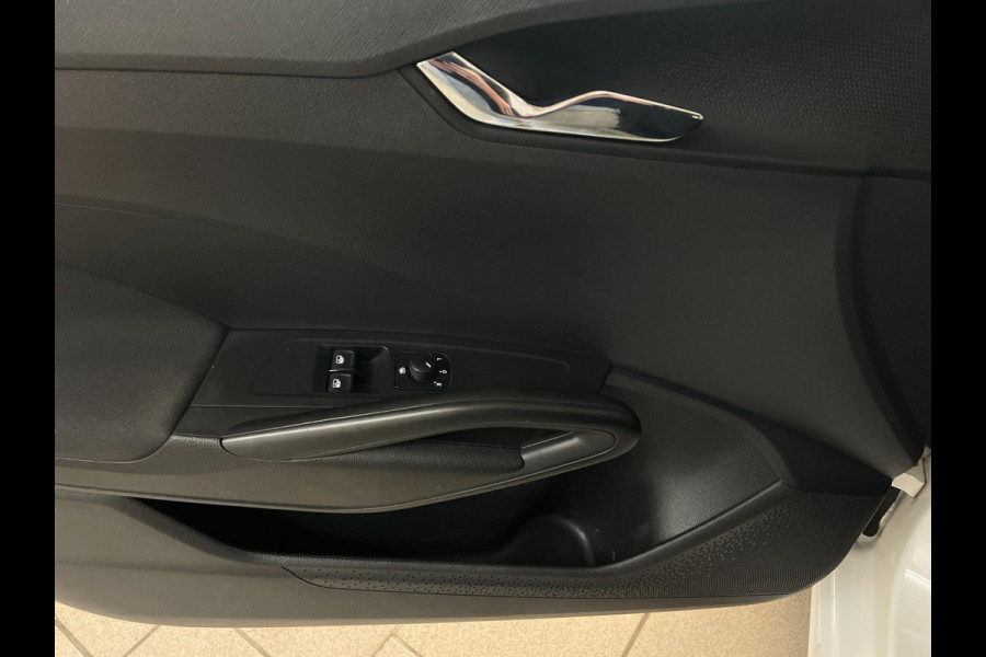 Škoda Fabia 1.0 MPI Ambition AIRCO CRUISE NAVI VIA APP BLUETOOTH ELEK RAMEN CENT VERG ZWART DAK VELGEN NIEUWSTAAT