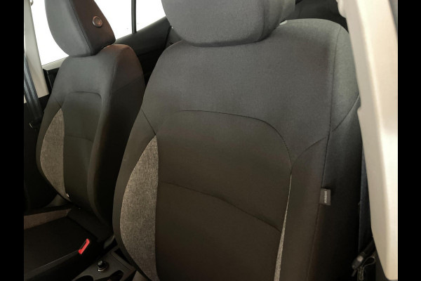 Škoda Fabia 1.0 MPI Ambition AIRCO CRUISE NAVI VIA APP BLUETOOTH ELEK RAMEN CENT VERG ZWART DAK VELGEN NIEUWSTAAT