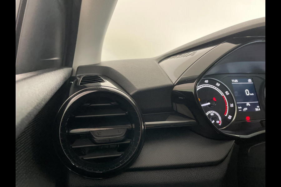 Škoda Fabia 1.0 MPI Ambition AIRCO CRUISE NAVI VIA APP BLUETOOTH ELEK RAMEN CENT VERG ZWART DAK VELGEN NIEUWSTAAT
