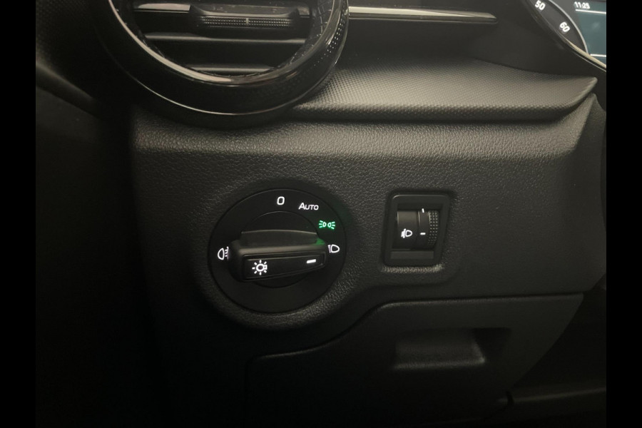 Škoda Fabia 1.0 MPI Ambition AIRCO CRUISE NAVI VIA APP BLUETOOTH ELEK RAMEN CENT VERG ZWART DAK VELGEN NIEUWSTAAT