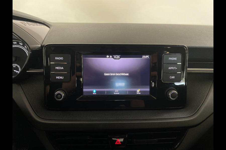 Škoda Fabia 1.0 MPI Ambition AIRCO CRUISE NAVI VIA APP BLUETOOTH ELEK RAMEN CENT VERG ZWART DAK VELGEN NIEUWSTAAT