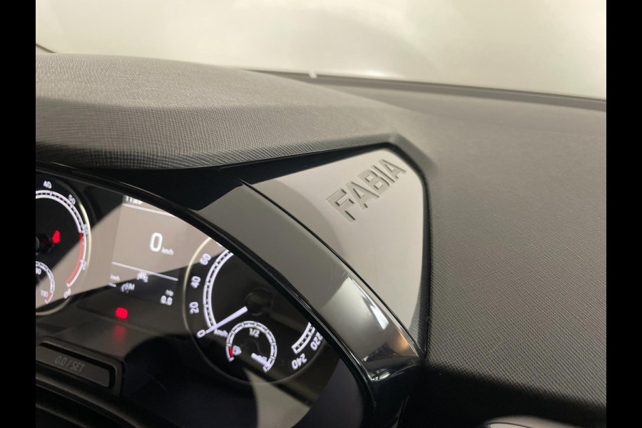 Škoda Fabia 1.0 MPI Ambition AIRCO CRUISE NAVI VIA APP BLUETOOTH ELEK RAMEN CENT VERG ZWART DAK VELGEN NIEUWSTAAT