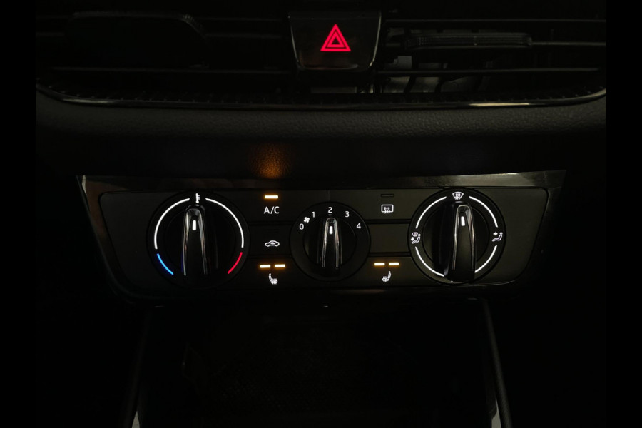 Škoda Fabia 1.0 MPI Ambition AIRCO CRUISE NAVI VIA APP BLUETOOTH ELEK RAMEN CENT VERG ZWART DAK VELGEN NIEUWSTAAT