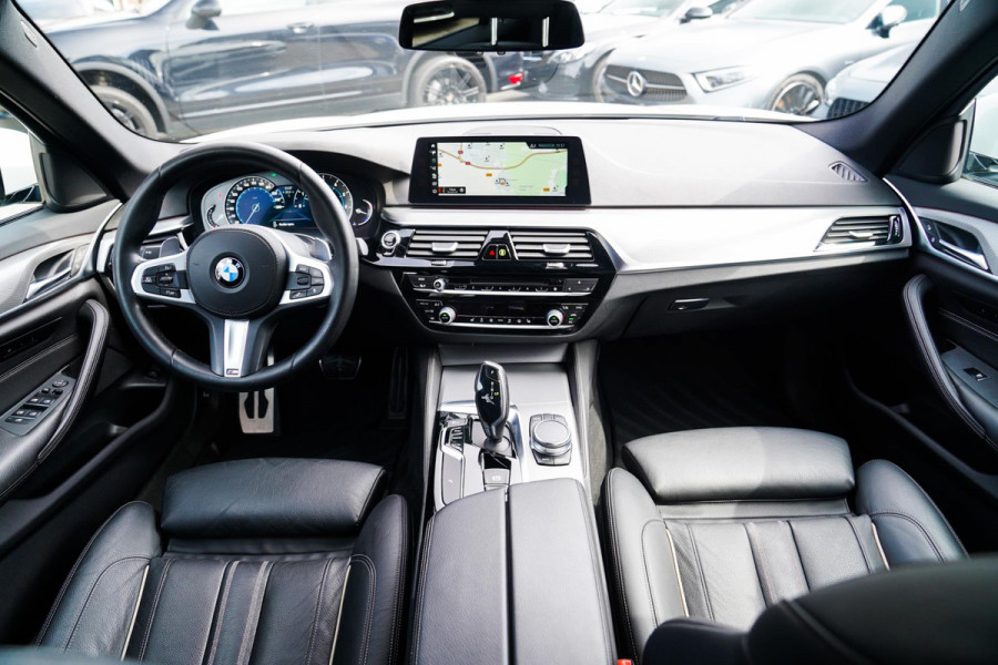 BMW 5 Serie Touring 520i High Executive | M-Pakket | Memory | Bots waarschuwingen