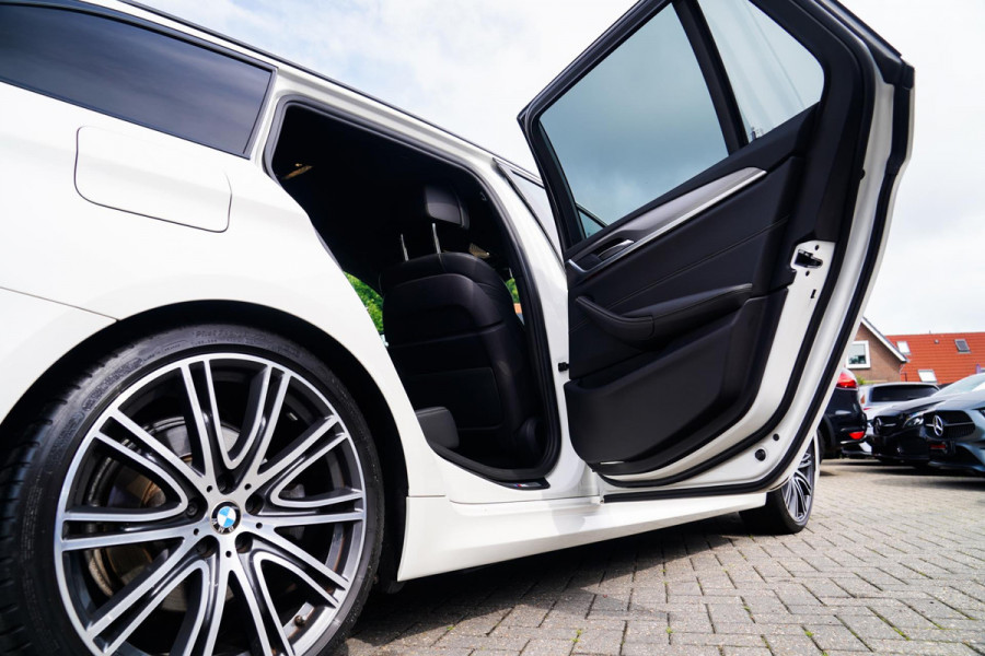 BMW 5 Serie Touring 520i High Executive | M-Pakket | Memory | Bots waarschuwingen