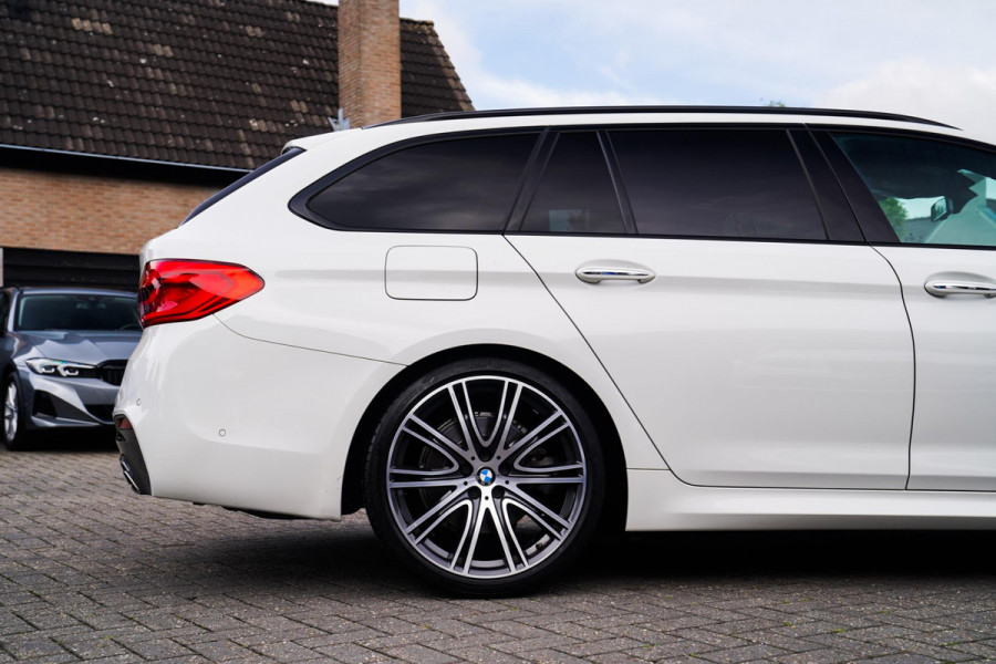 BMW 5 Serie Touring 520i High Executive | M-Pakket | Memory | Bots waarschuwingen