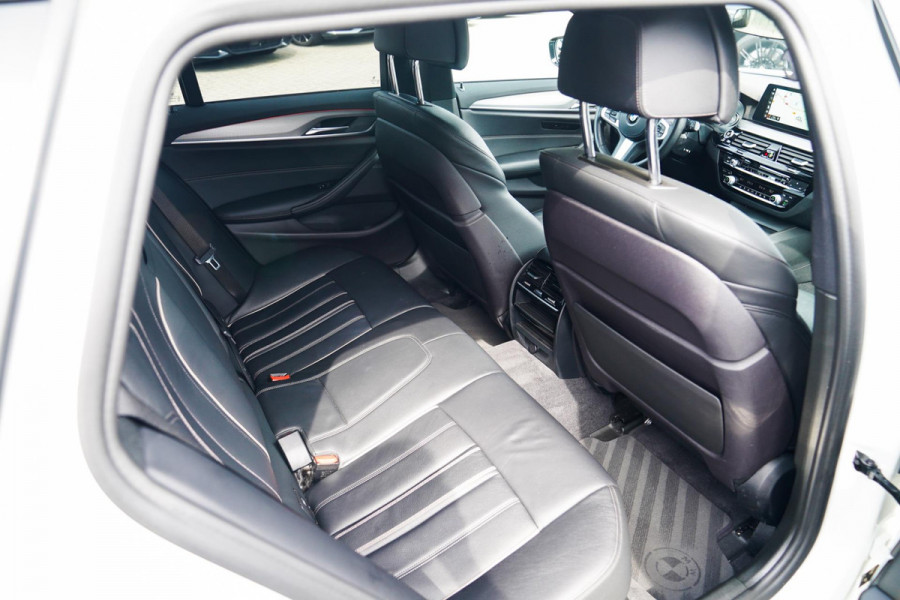 BMW 5 Serie Touring 520i High Executive | M-Pakket | Memory | Bots waarschuwingen