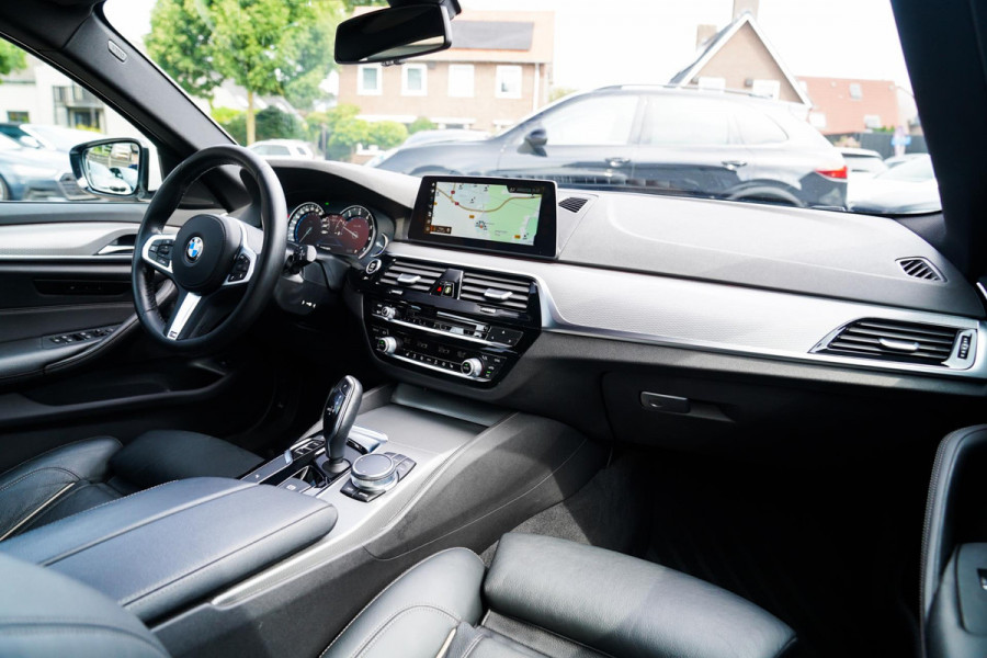 BMW 5 Serie Touring 520i High Executive | M-Pakket | Memory | Bots waarschuwingen