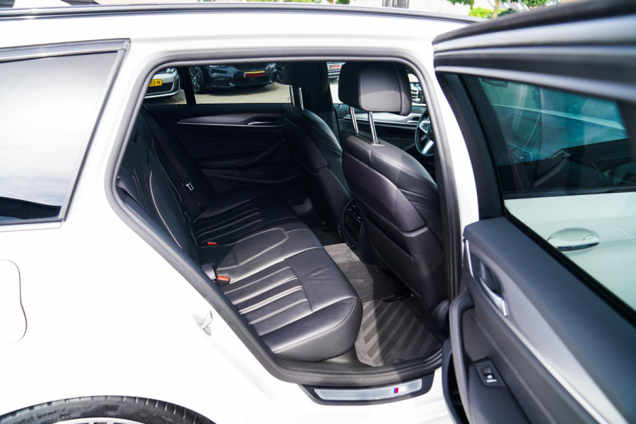 BMW 5 Serie Touring 520i High Executive | M-Pakket | Memory | Bots waarschuwingen