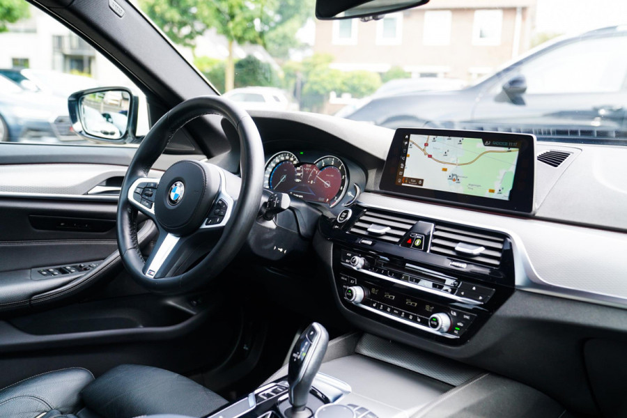 BMW 5 Serie Touring 520i High Executive | M-Pakket | Memory | Bots waarschuwingen