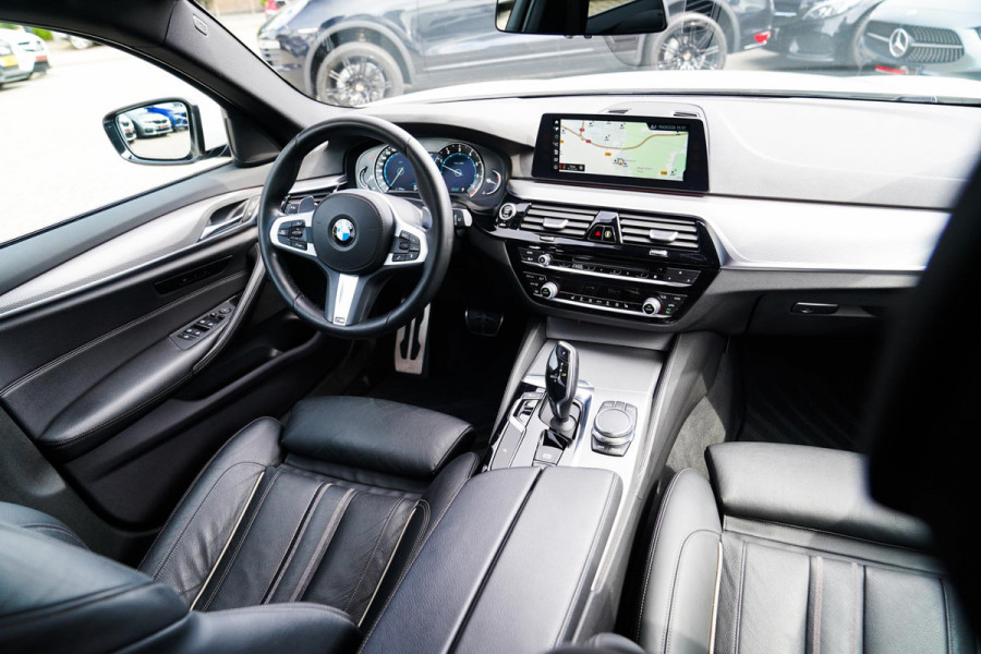 BMW 5 Serie Touring 520i High Executive | M-Pakket | Memory | Bots waarschuwingen