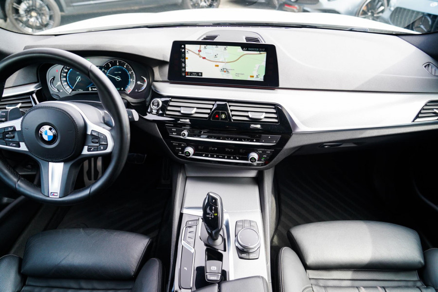 BMW 5 Serie Touring 520i High Executive | M-Pakket | Memory | Bots waarschuwingen
