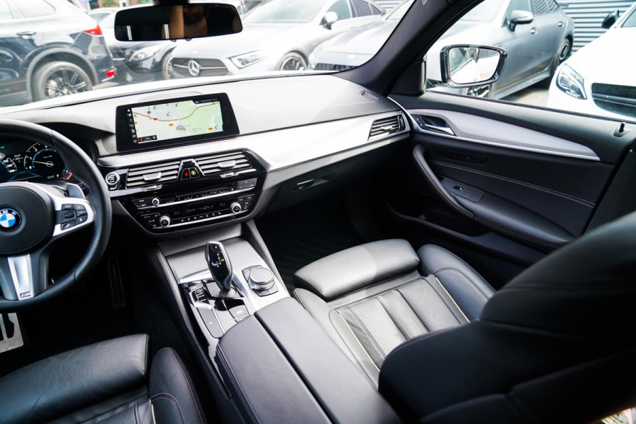 BMW 5 Serie Touring 520i High Executive | M-Pakket | Memory | Bots waarschuwingen