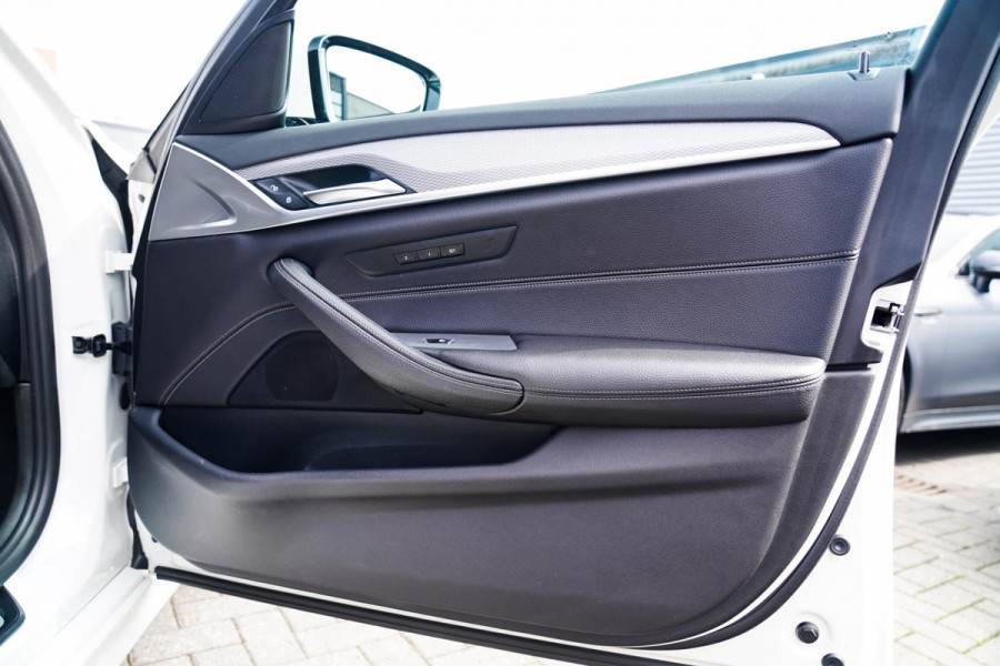BMW 5 Serie Touring 520i High Executive | M-Pakket | Memory | Bots waarschuwingen