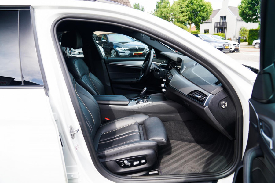 BMW 5 Serie Touring 520i High Executive | M-Pakket | Memory | Bots waarschuwingen