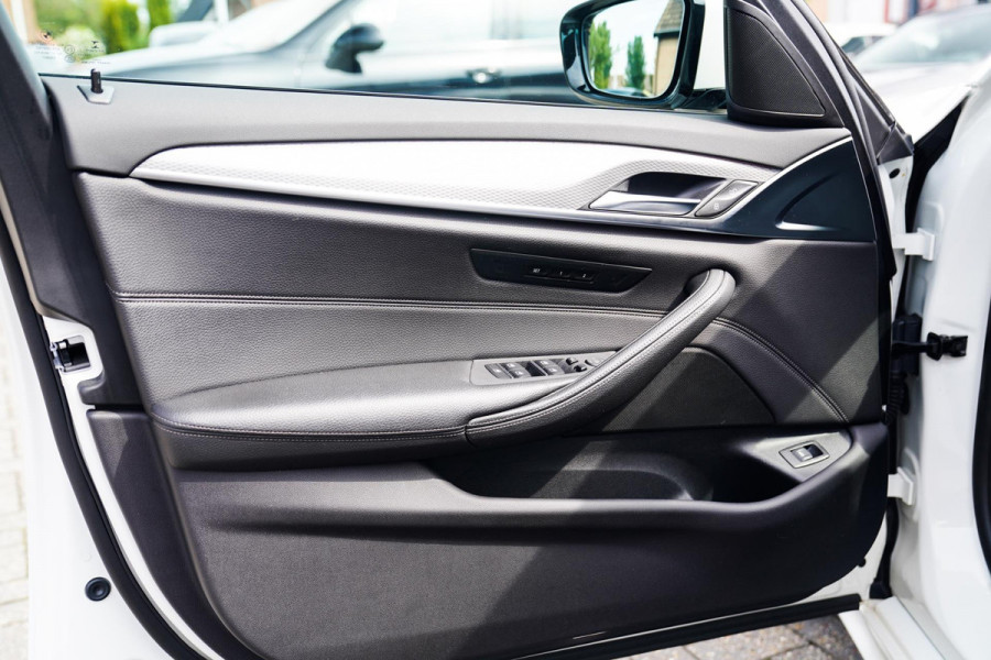 BMW 5 Serie Touring 520i High Executive | M-Pakket | Memory | Bots waarschuwingen