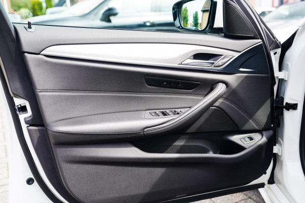 BMW 5 Serie Touring 520i High Executive | M-Pakket | Memory | Bots waarschuwingen